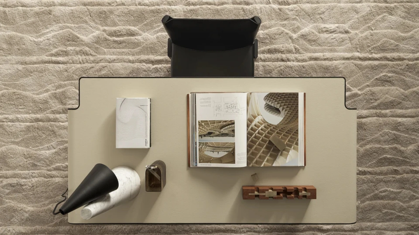 Aria desk in metal covered in eco-leather by Molteni & C