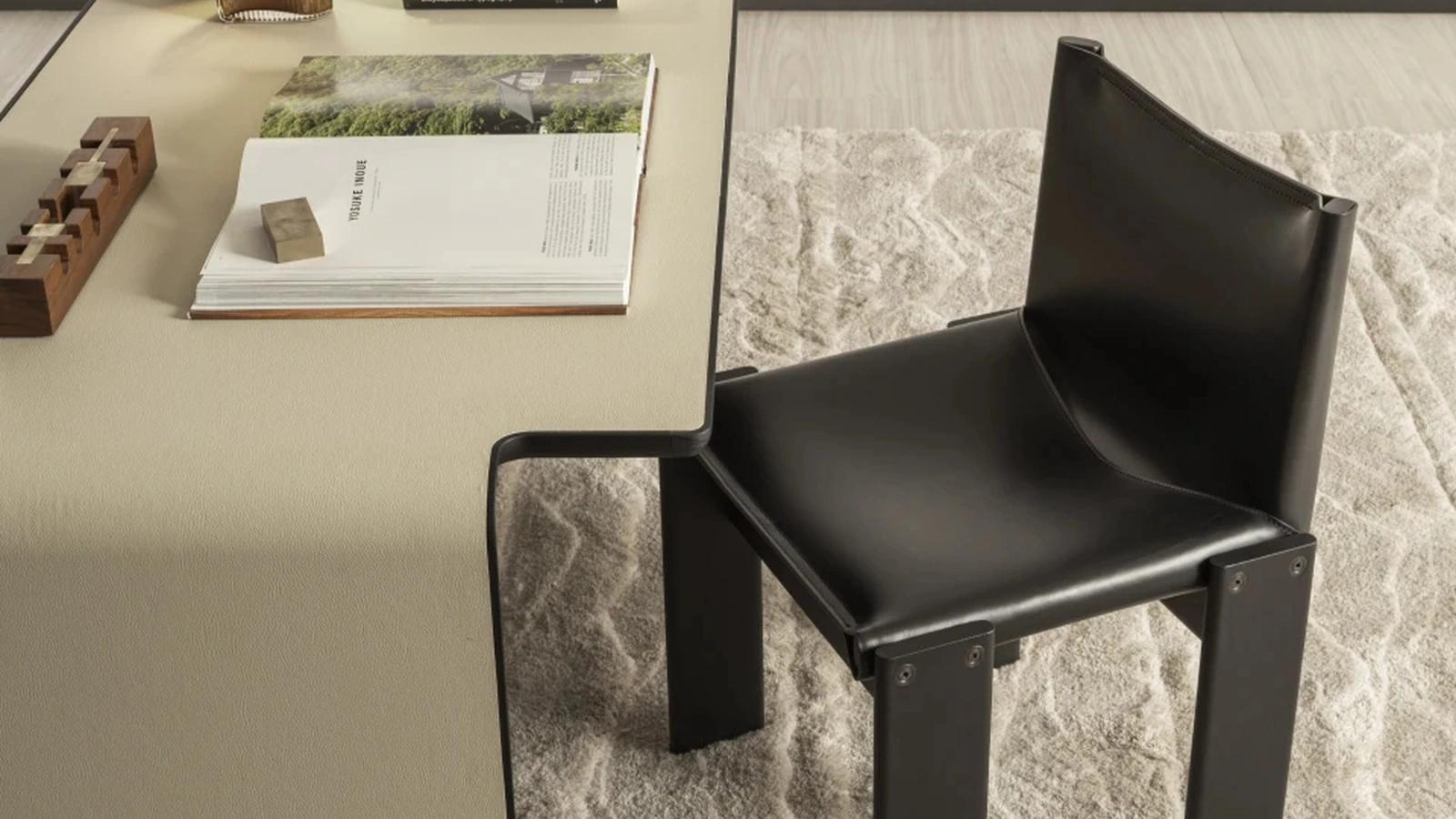 Aria writing desk in metal covered in eco-leather by Molteni & C