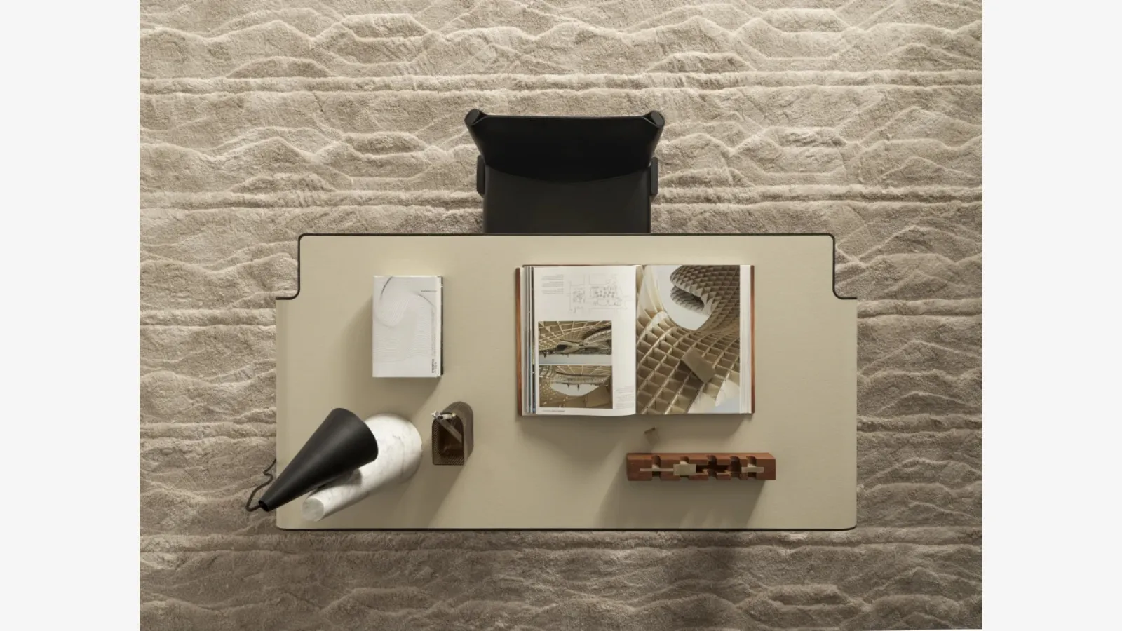 Aria desk in metal covered in eco-leather by Molteni & C