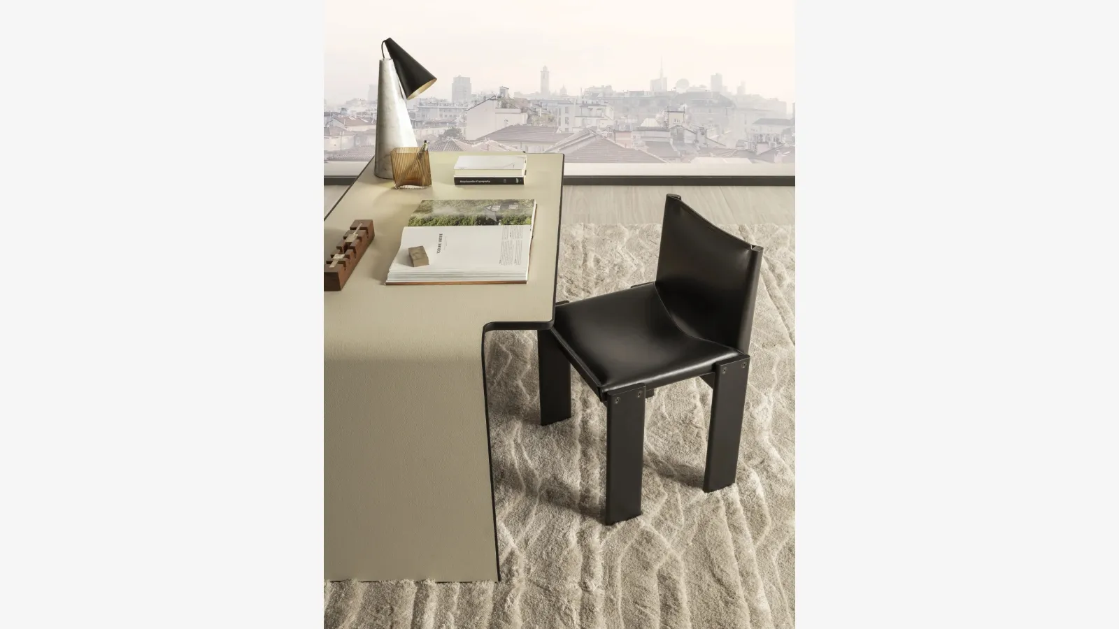 Aria writing desk in metal covered in eco-leather by Molteni & C
