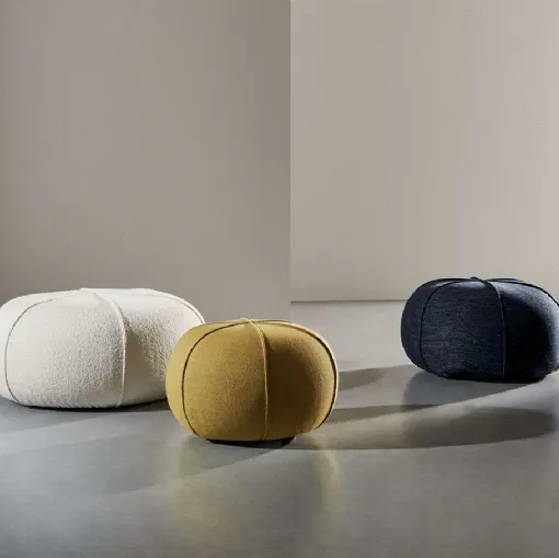 Clove pouf in padded Twils fabric.