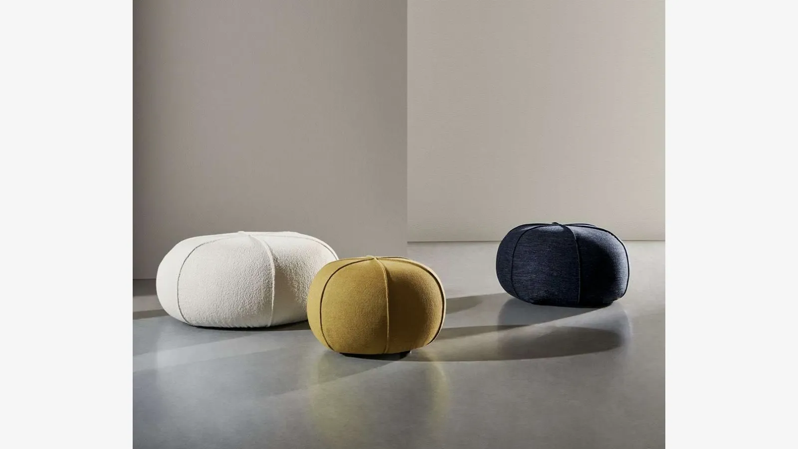 Clove pouf in padded Twils fabric.
