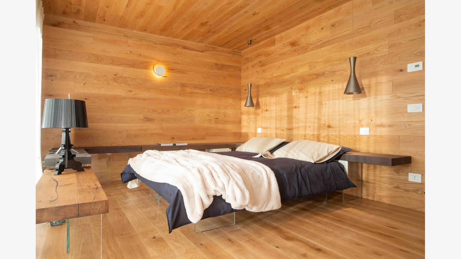 Lago Air 1500 box spring bed.