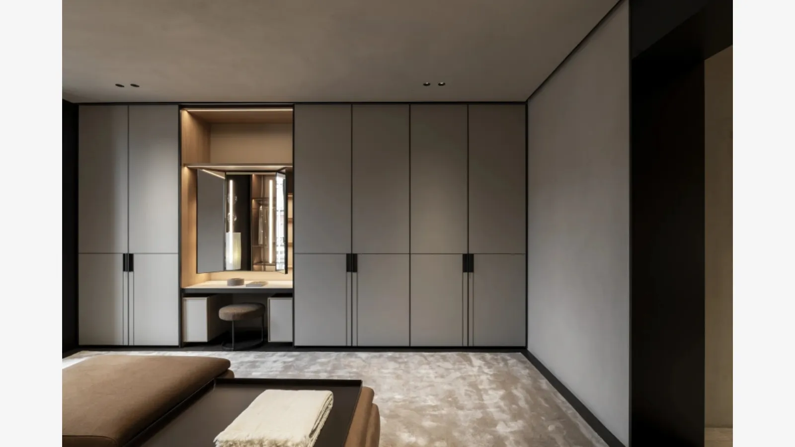 Gliss Master Walk-in Closet - DC Door by Molteni & C