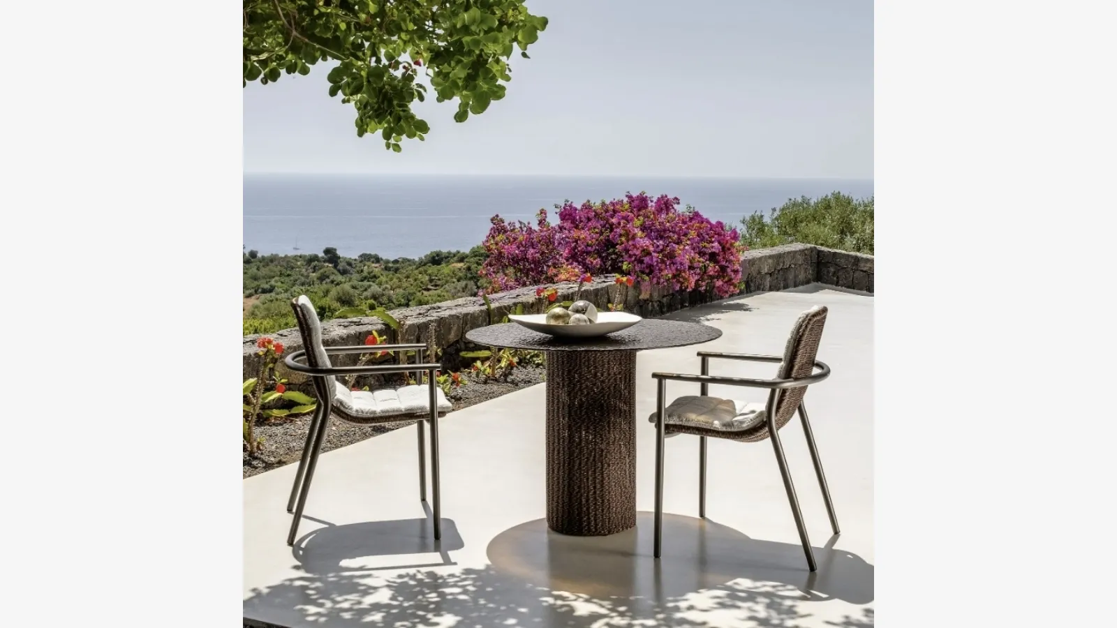 Glass table and rattan chairs Bond by Talenti.