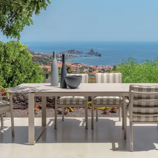 Extendable table and Finn chairs by Talenti