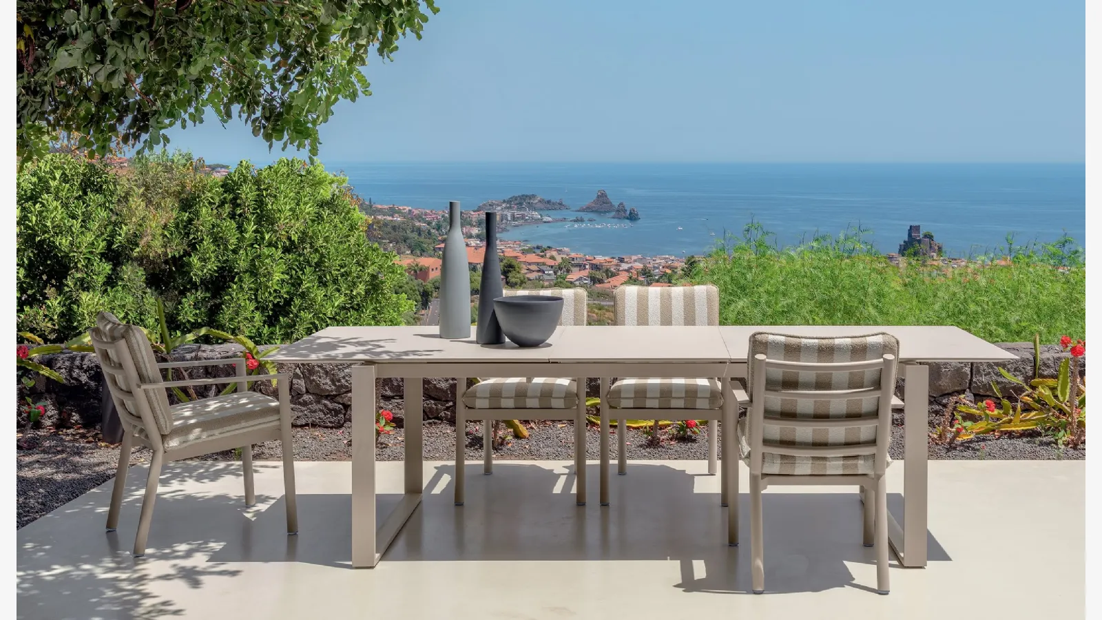 Extendable table and Finn chairs by Talenti