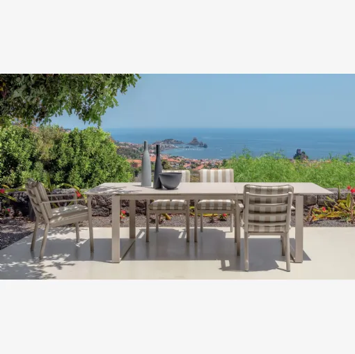 Extendable table and Finn chairs by Talenti