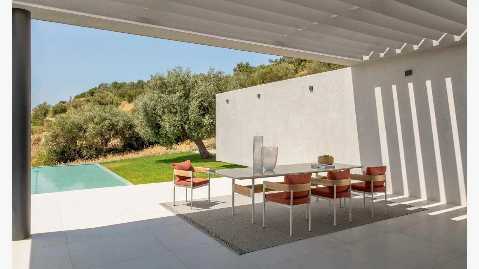 Table in stoneware and chairs in wood and Flow fabric by Talenti.