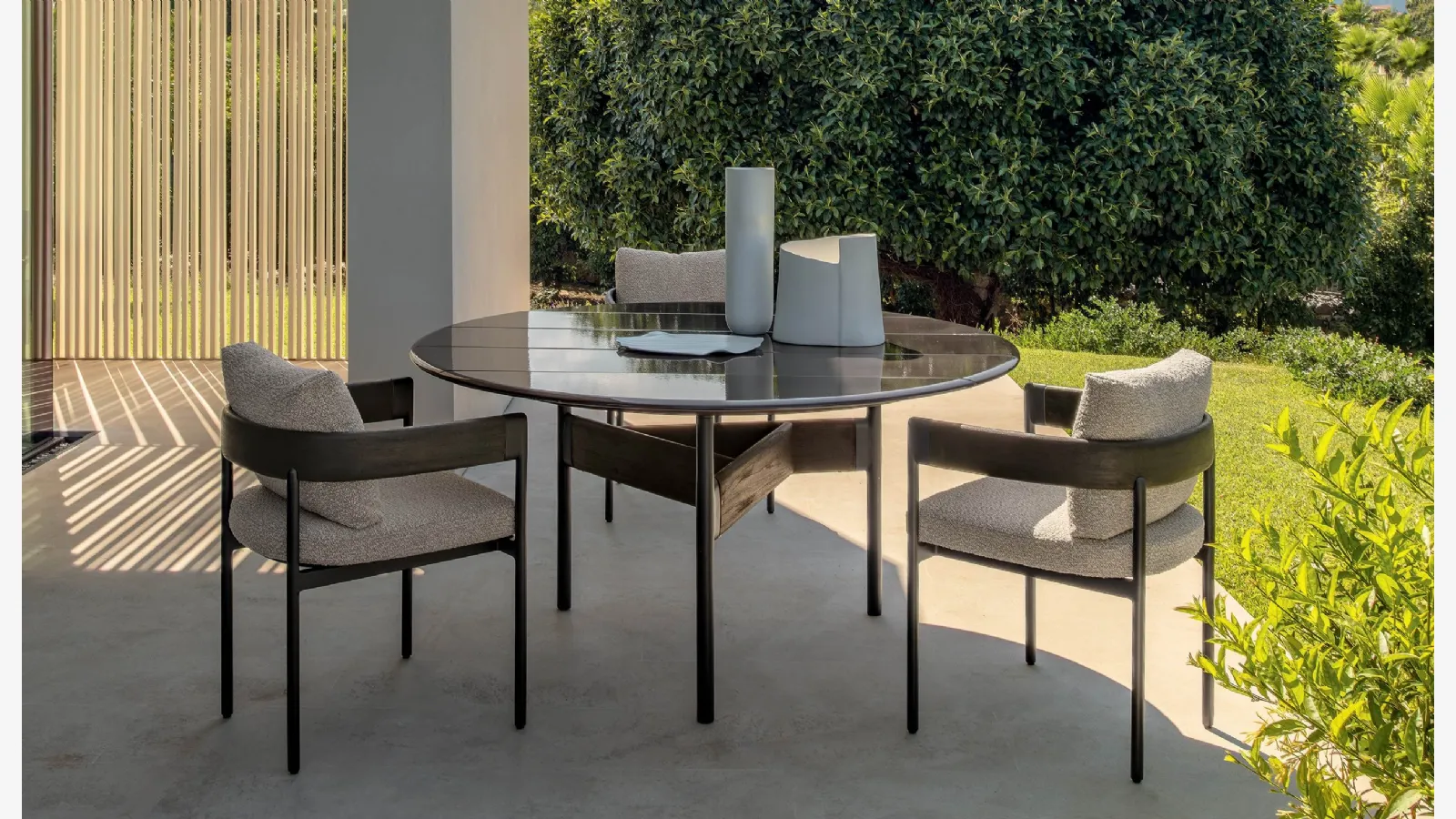Table in stoneware and chairs in wood and Talenti Flow fabric.
