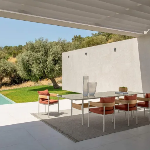Table in stoneware and chairs in wood and Flow fabric by Talenti.