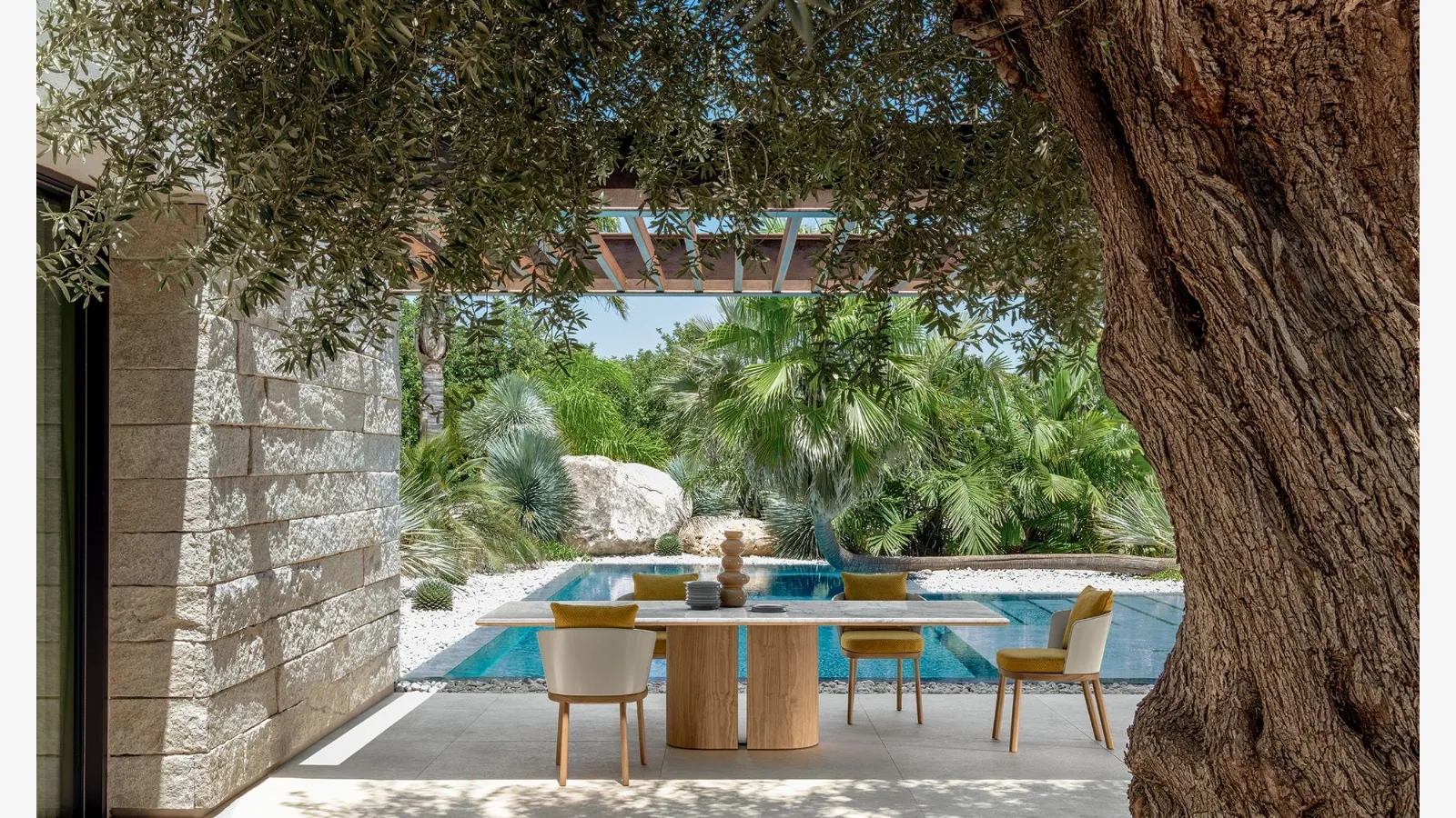 Marble and wood table and polyurethane and wood chairs Itaca by Talenti.