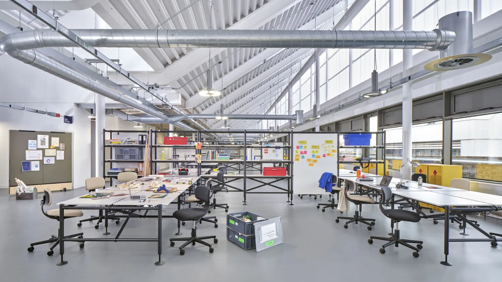 Vitra's comma operational desk