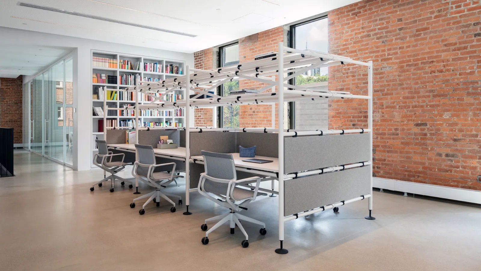 Operative Desk Comma by Vitra