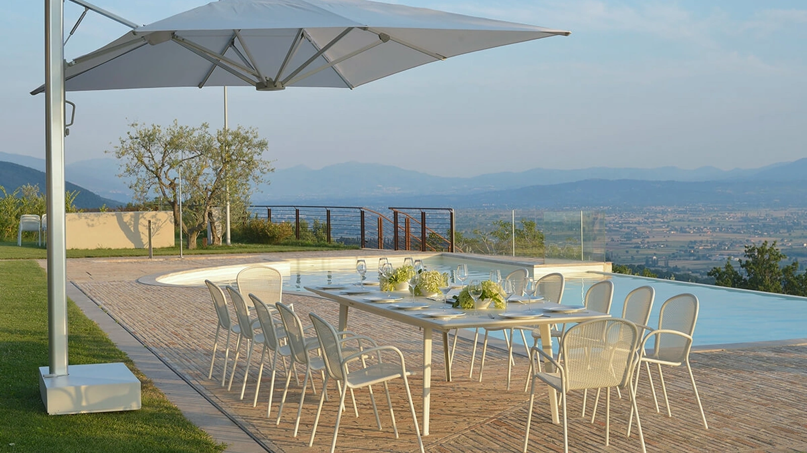 Extendable table in steel Plus 4 by Emu